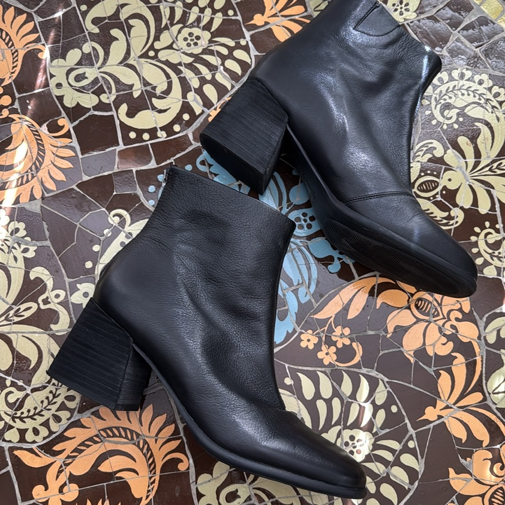 GENTLE SOULS by KENNETH COLE BLICK HEEL ANKLE BOOT SZ: 8.5/39EU - Picture 2 of 8